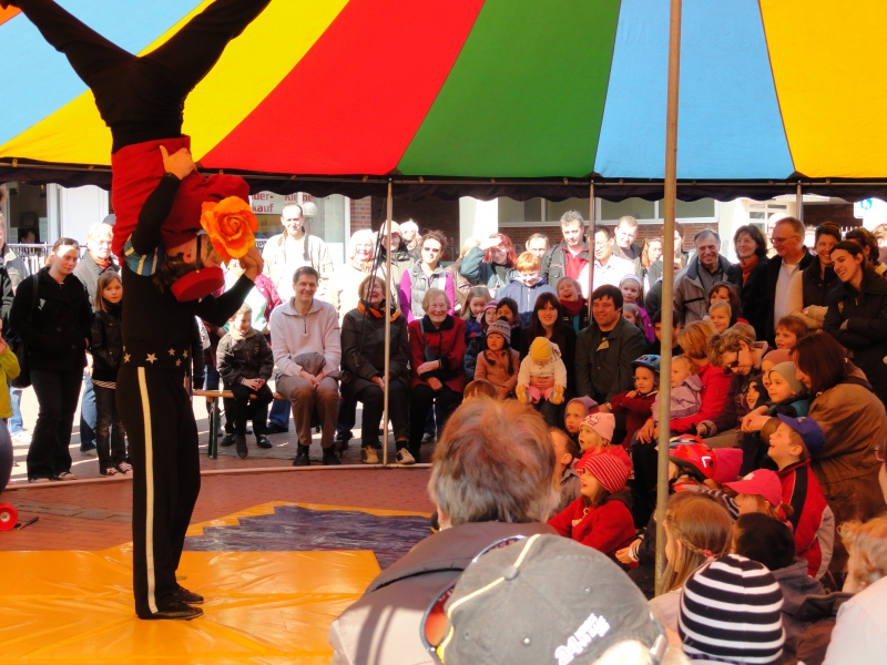 Zirkus am Tibarg Zum verkaufsoffenen Sonntag im März 2014 gab es eine Zirkusvorstellung