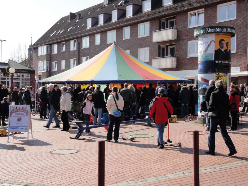 Zirkus am Tibarg Das Bild zeigt ein Zirkuszelt mit vielen Zuschauern zum verkaufoffenen Sonntag im März 2014