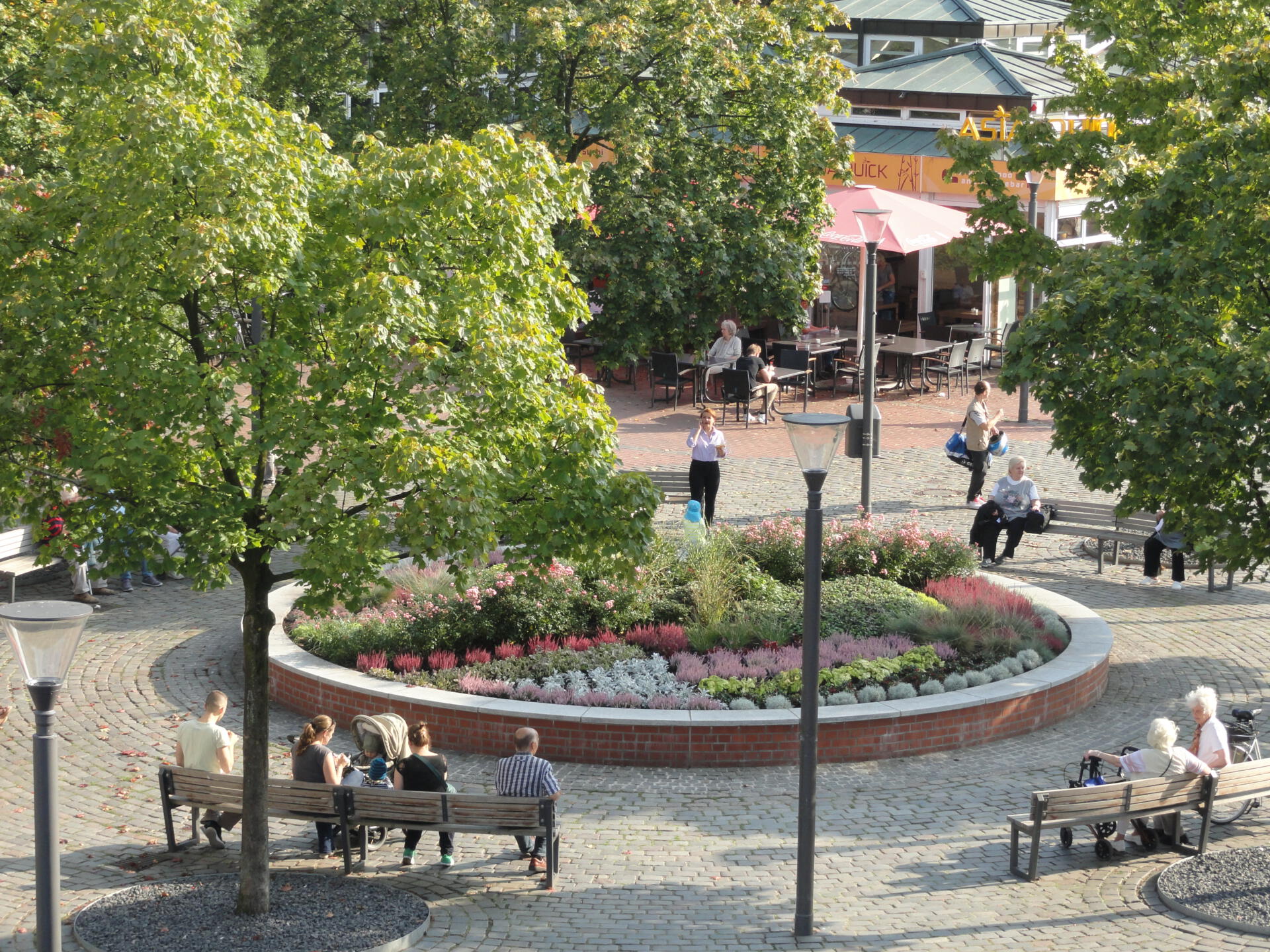 Eindruck – Dorfplatz auf dem Tibarg Eindruck vom Dorfplatz auf dem Tibarg