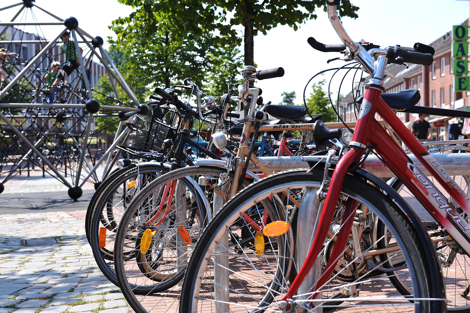 Fahrradständer auf dem Tibarg Fahrradständer mit angeschlossenen Fahrrädern auf dem Tibarg