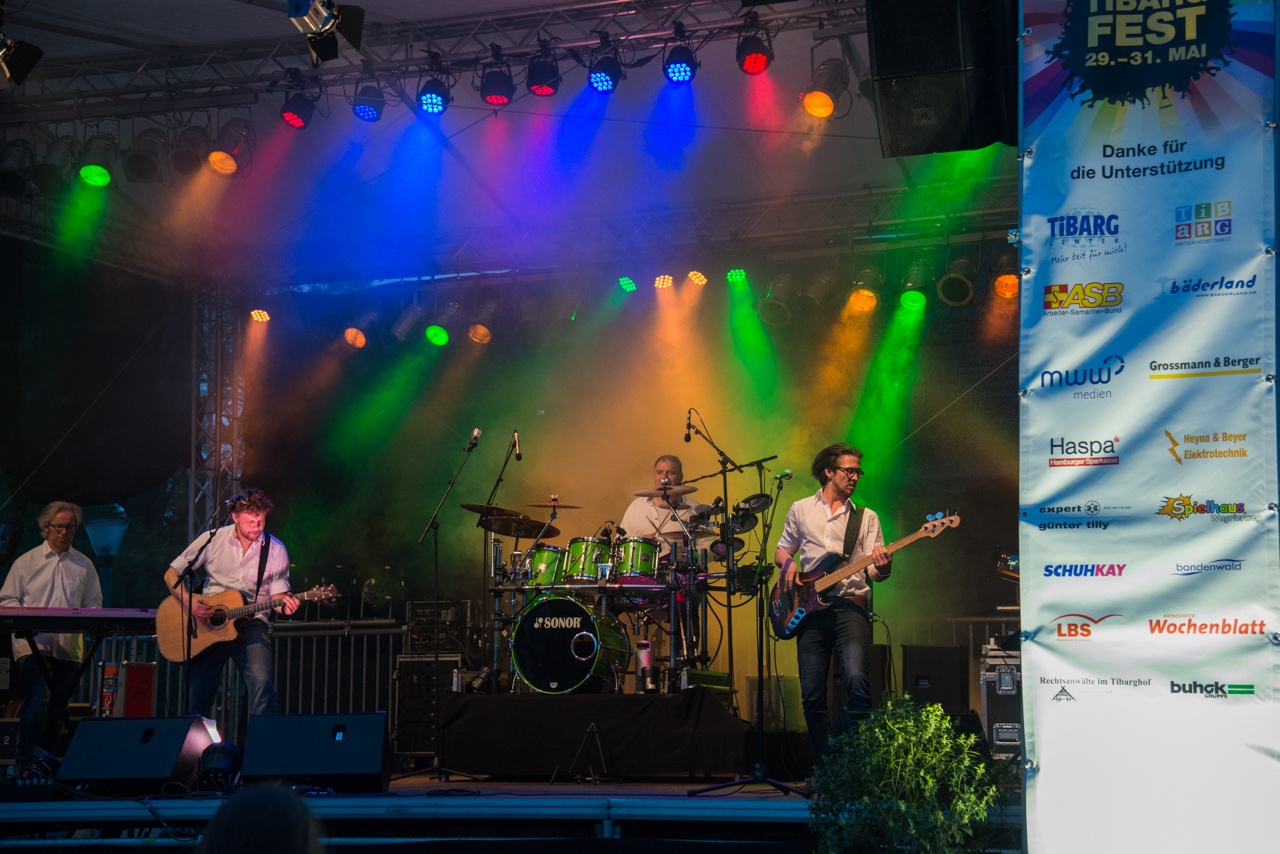SR8_0421 Band spielt Live-Musik auf großer Bühne beim Tibargfest