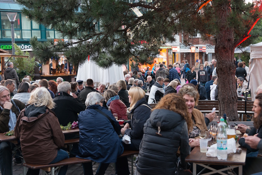 Bauernmarkt & Weinfest 2015 auf dem Tibarg Zusammensitzen beim Bauernmarkt & Weinfest 2015 auf dem Tibarg