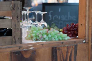 Weintrauben und Weingläser beim Bauernmarkt & Tibargfest 2015 auf dem Tibarg