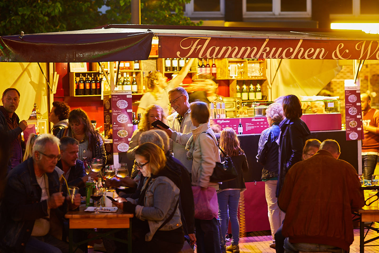Tibarg 2017 Die Gäste ließen sich Flammkuchen und Wein schmecken