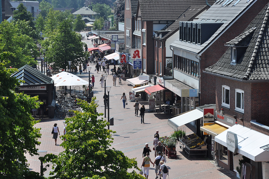 Einkaufsstraße auf dem Tibarg Eine Einkaufsstraße auf dem Tibarg, fotografiert von oben