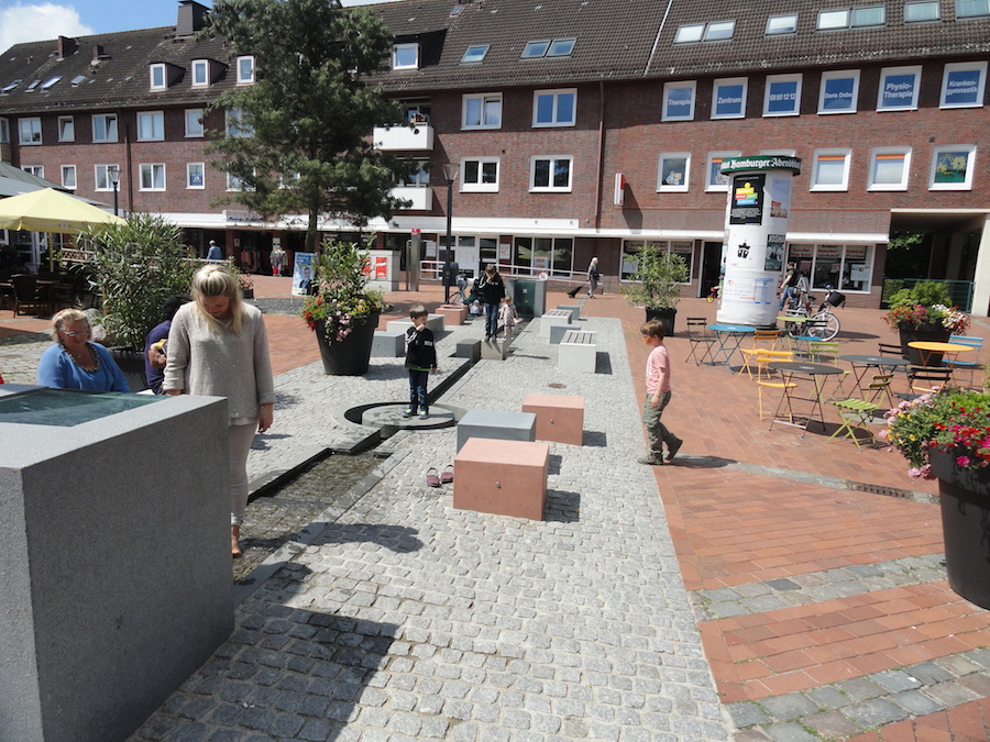 Wasserspiele auf dem Tibarg Ein Wasserspiel auf dem Tibarg in Hamburg-Niendorf