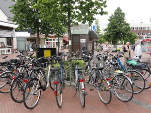 Das Bild zeigt das Tibarg-Gelände vor dem Umbau mit Fahrradständern