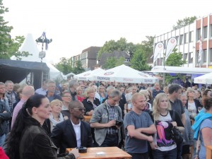 Eine Zuschauermenge beobachtet die Performance auf der Bühne.