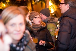 Sich unterhaltende Menschen mit Punsch in der Hand auf dem Tibarg Weihnachtsmarkt 2014