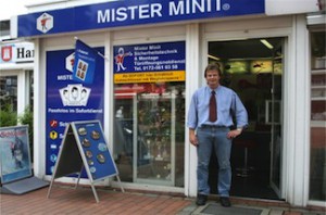 Leiter Gerd Nevermann vor seinem Laden Mister Minit
