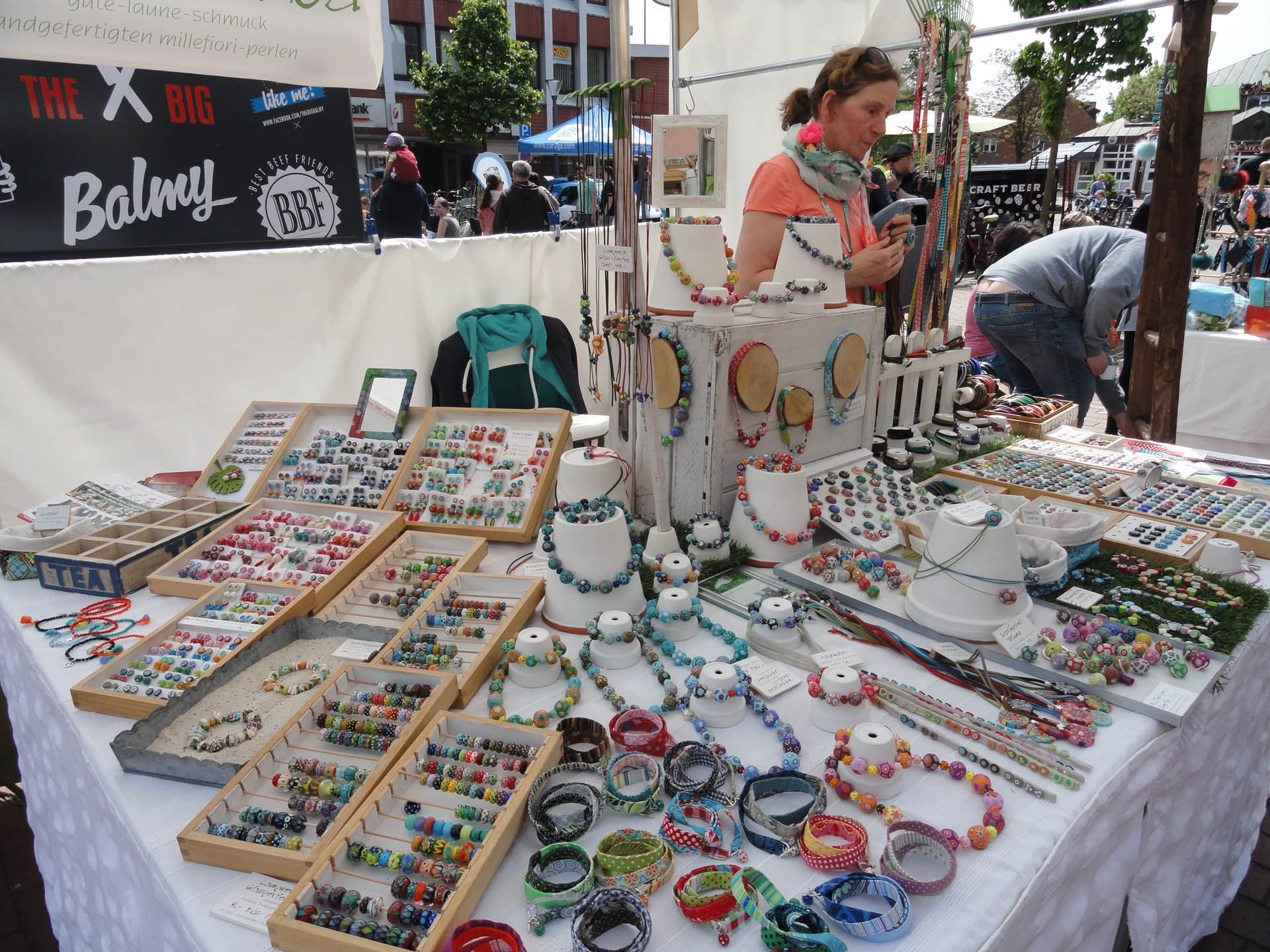 Handmademarkt Eine Händlerin bietet selbstgemachten schmuck beim Handmademarkt auf dem Tibarg