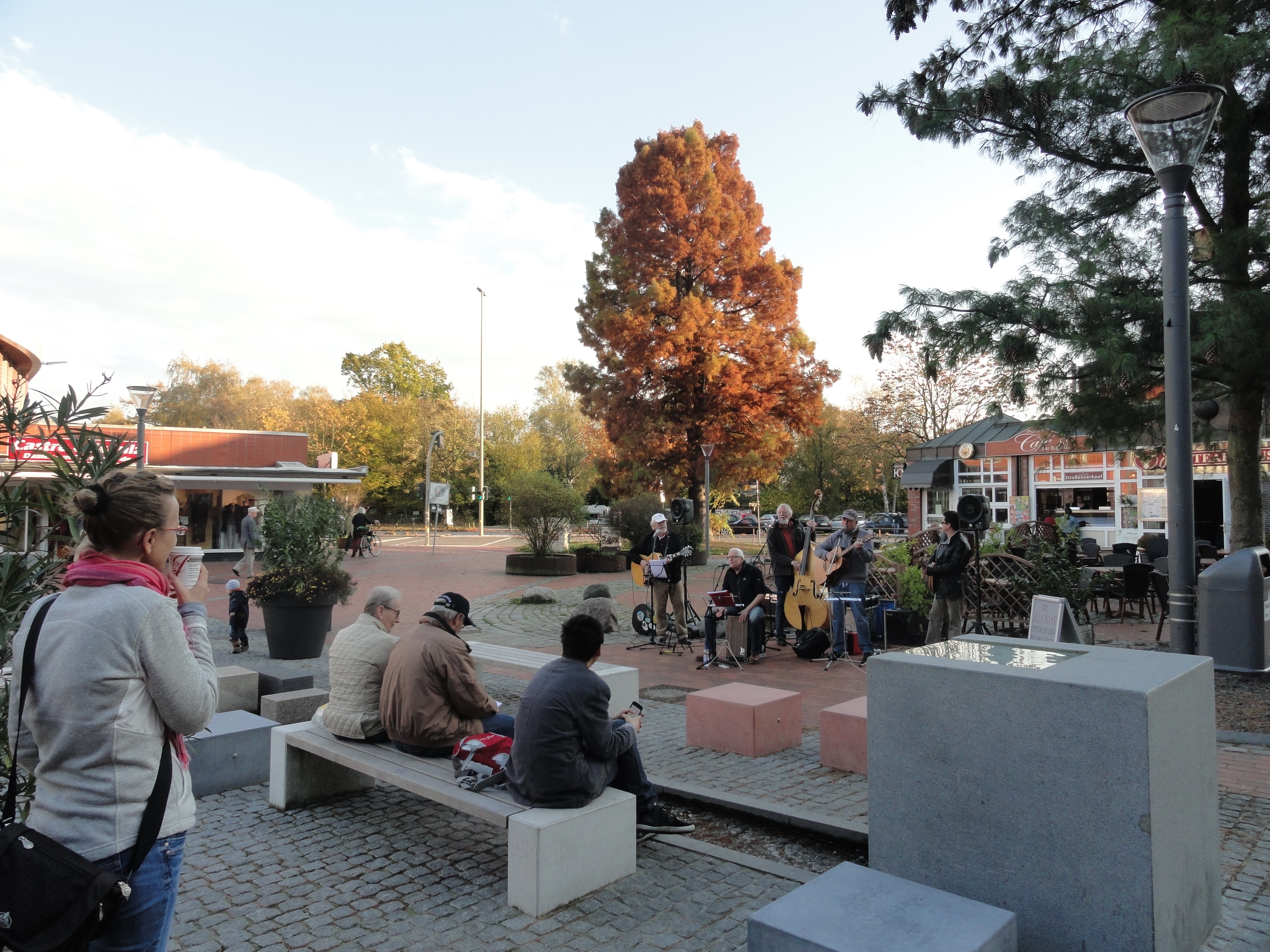 Verkaufsoffener Sonntag November 2015 Auftritt der Billy Boys am Tibarg Brunnen
