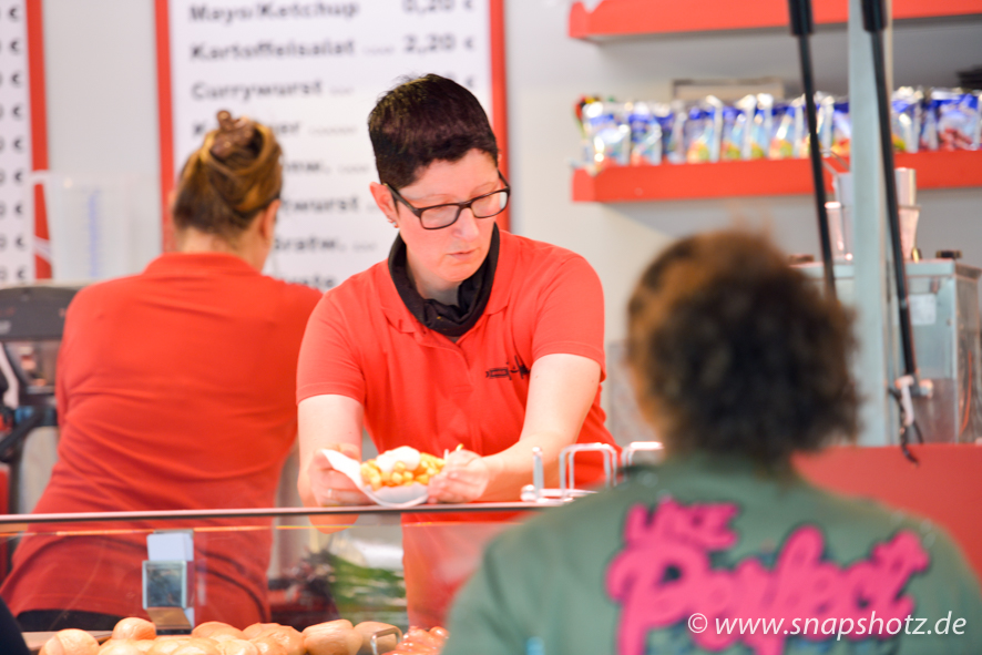 Imbiss Edel Die Chefin Claudia Edel bei der Arbeit