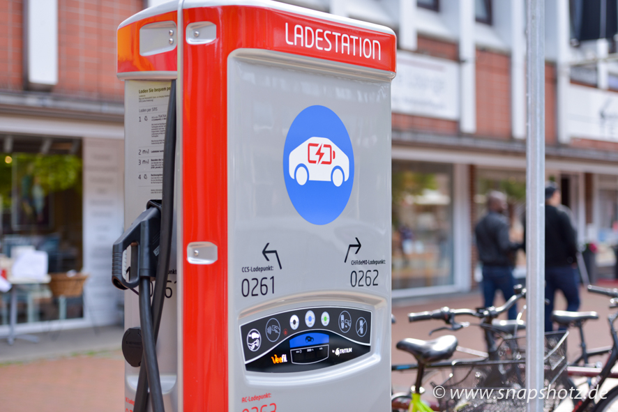 Elektro-Ladestation für PKW Am Tibarg können E-Autos tanken.