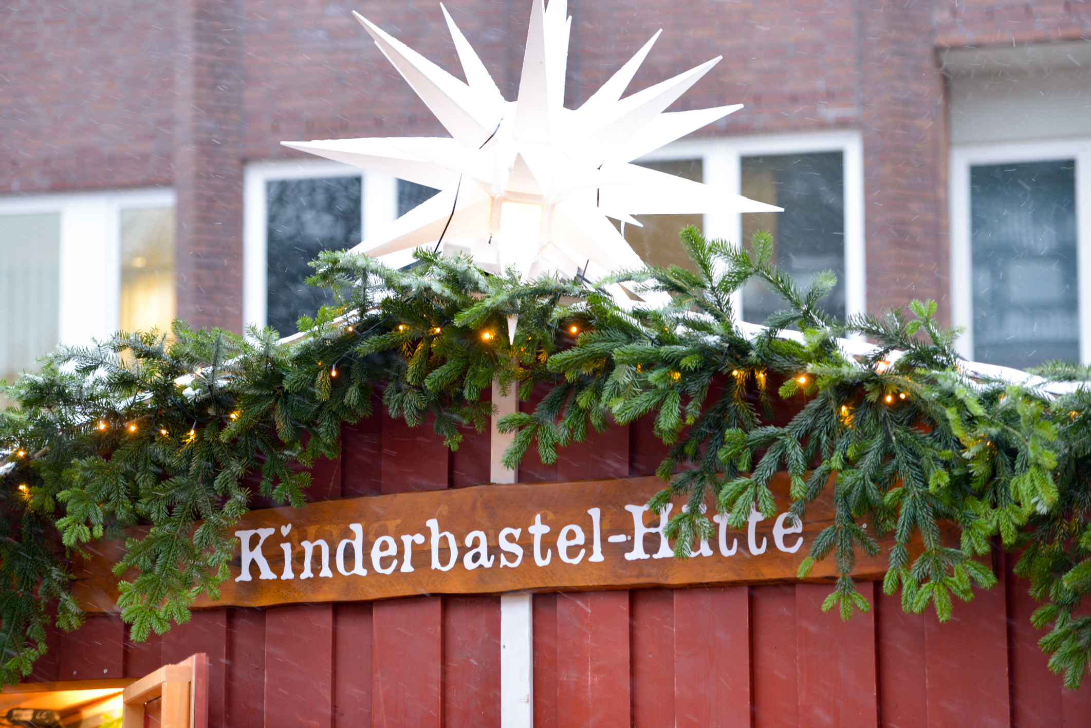 Kinder-Bastel-Hütte Tibarg Weihnachtsmarkt mit Bastel-Hütte