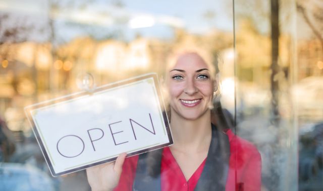 TIbarg_Oeffnungszeiten Tibarg Openschild